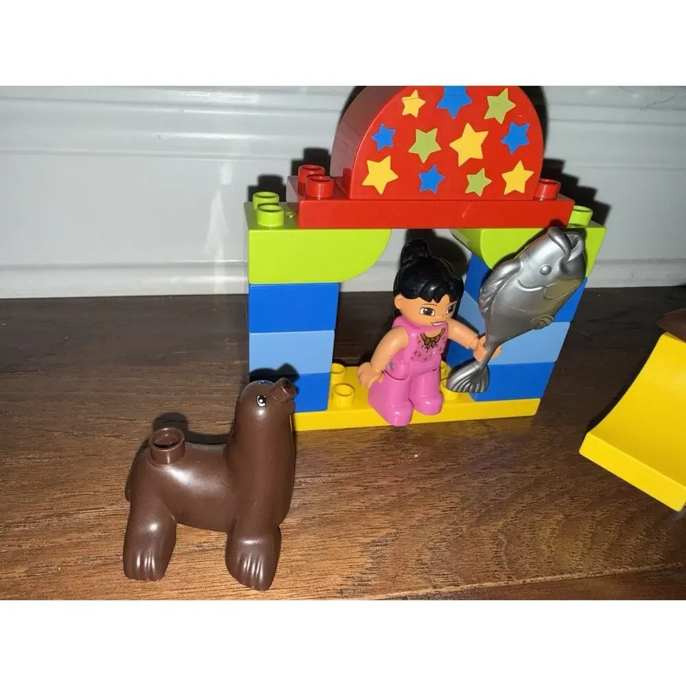 Lego Duplo Circus Show 10503 Building Set Seals Fish Girl 19 pcs